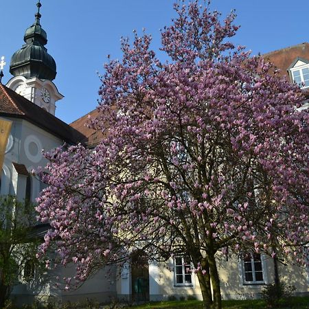 Haus Der Begegnung Heilig Geist Otel Burghausen Dış mekan fotoğraf